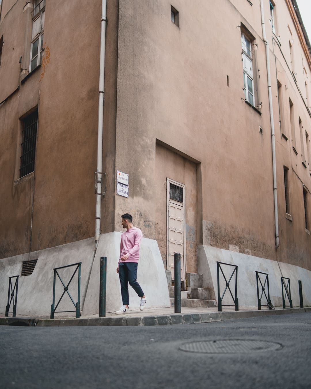 photo d’un homme marchant dans la rue avec des vetements neiwa pour publication instagram